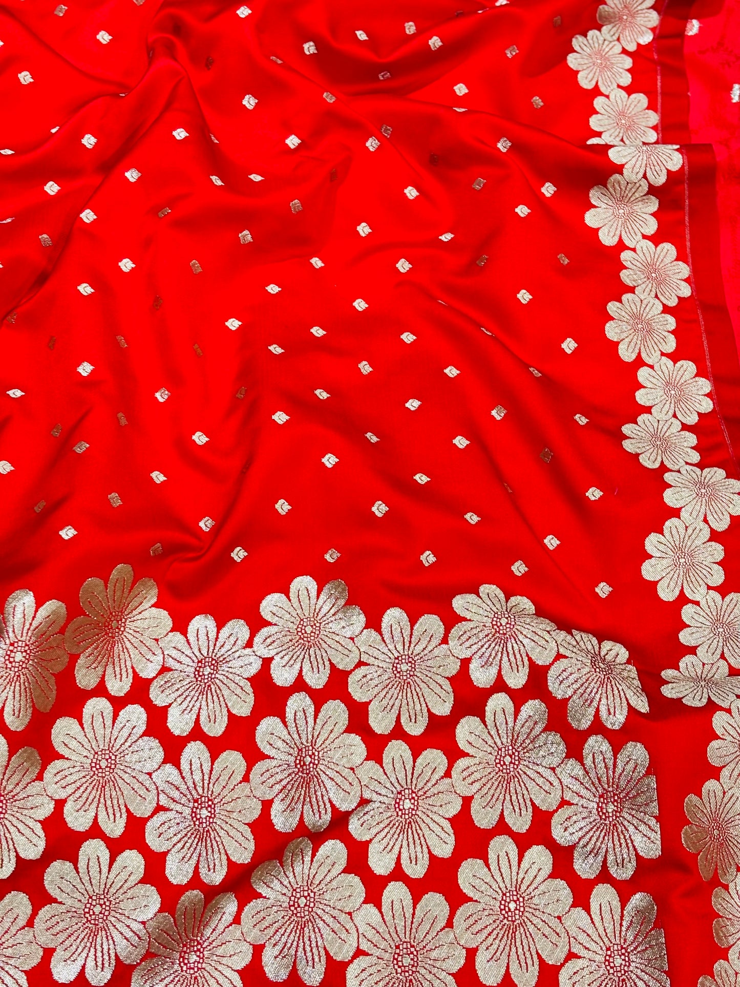 EIRA Crimson Bloom Banarasi Mushroom Silk Saree | Red Banarasi Saree with Floral Zari Work